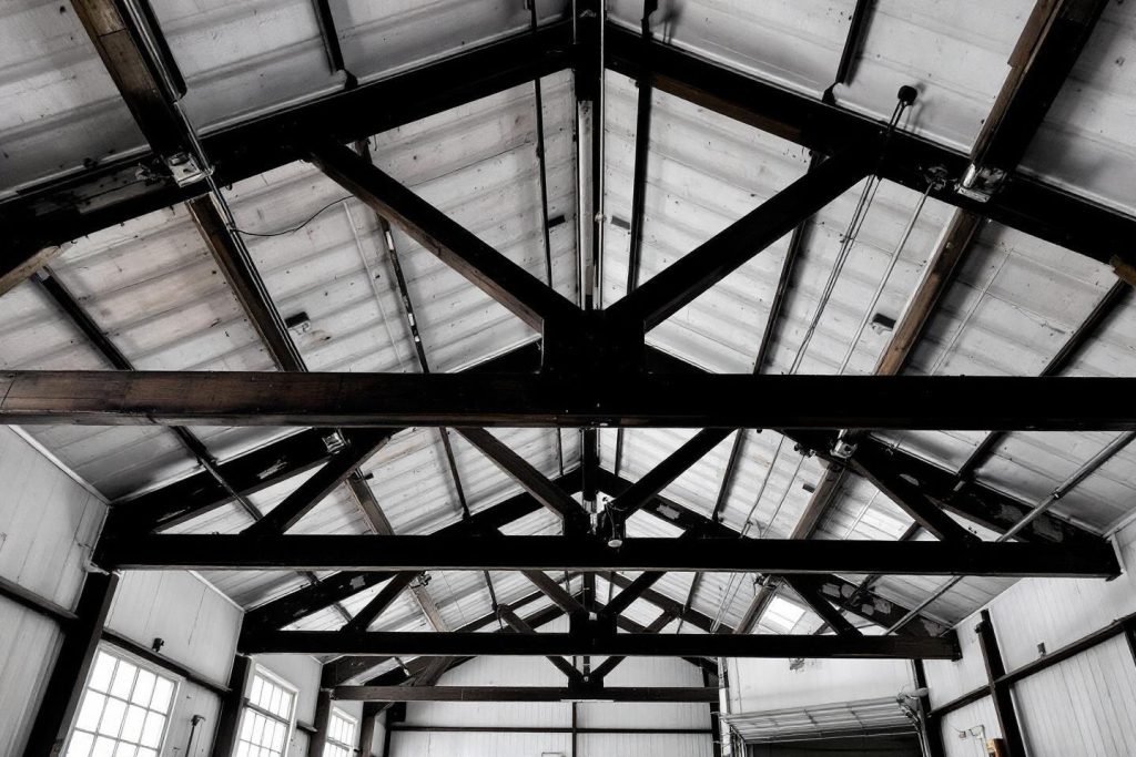 Habillage plafond entre poutres : solutions et astuces pour un rendu parfait