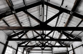 Habillage plafond entre poutres : solutions et astuces pour un rendu parfait