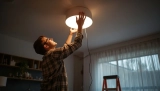 Comment installer un luminaire au plafond ? guide complet