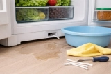 Eau qui coule du Frigo : Pourquoi il fuit et que faire ?